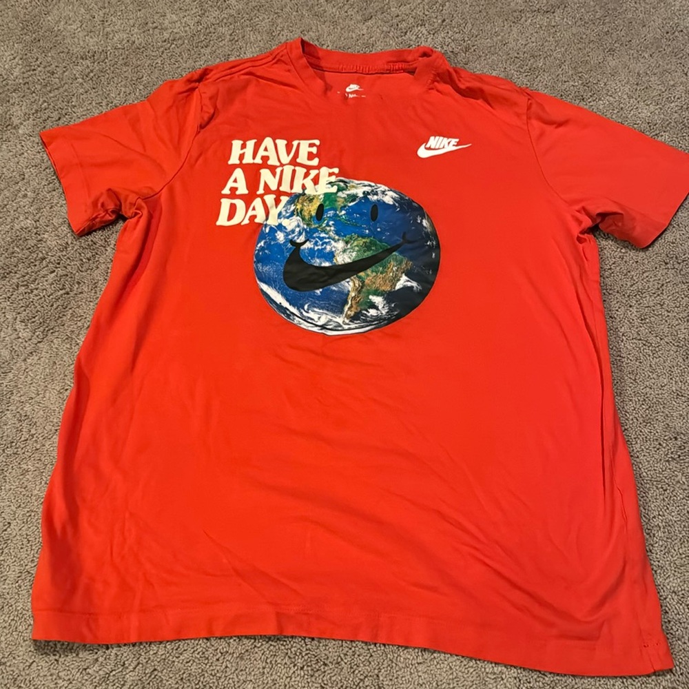 Nike. Mens L